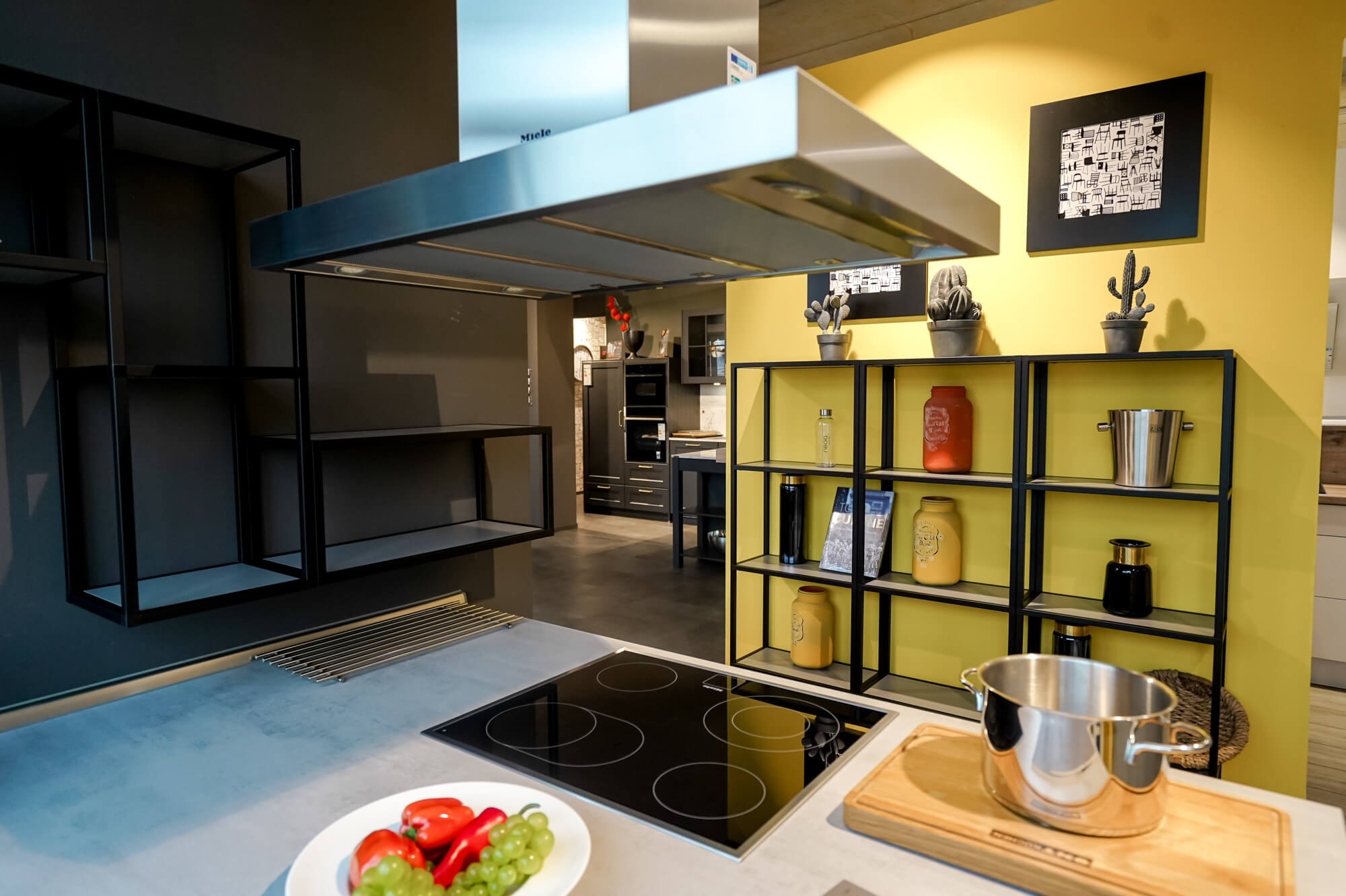 Moderne Kueche mit Miele Inselhaube Privatküchen