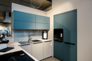 Moderne U-Kueche Weiss Blau mit hochwertigen Elektrogeraeten