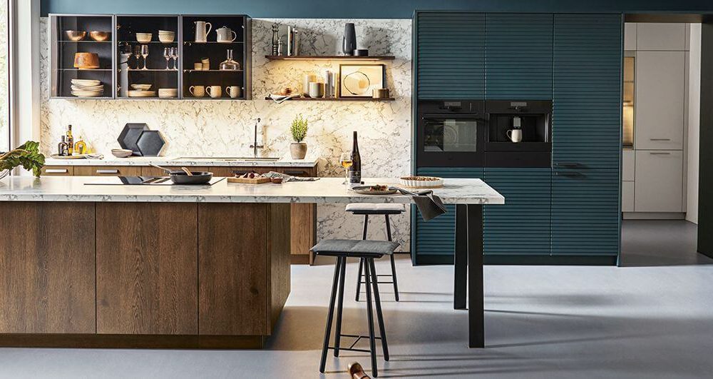 Schüller Designküche mit Insel Marmordekor