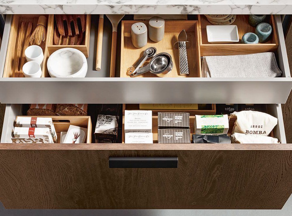 Schüller Designküche mit Insel Marmordekor