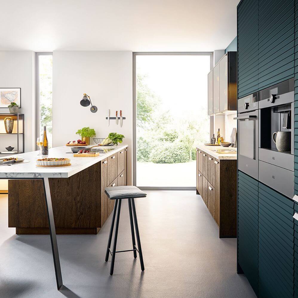 Schüller Designküche mit Insel Marmordekor