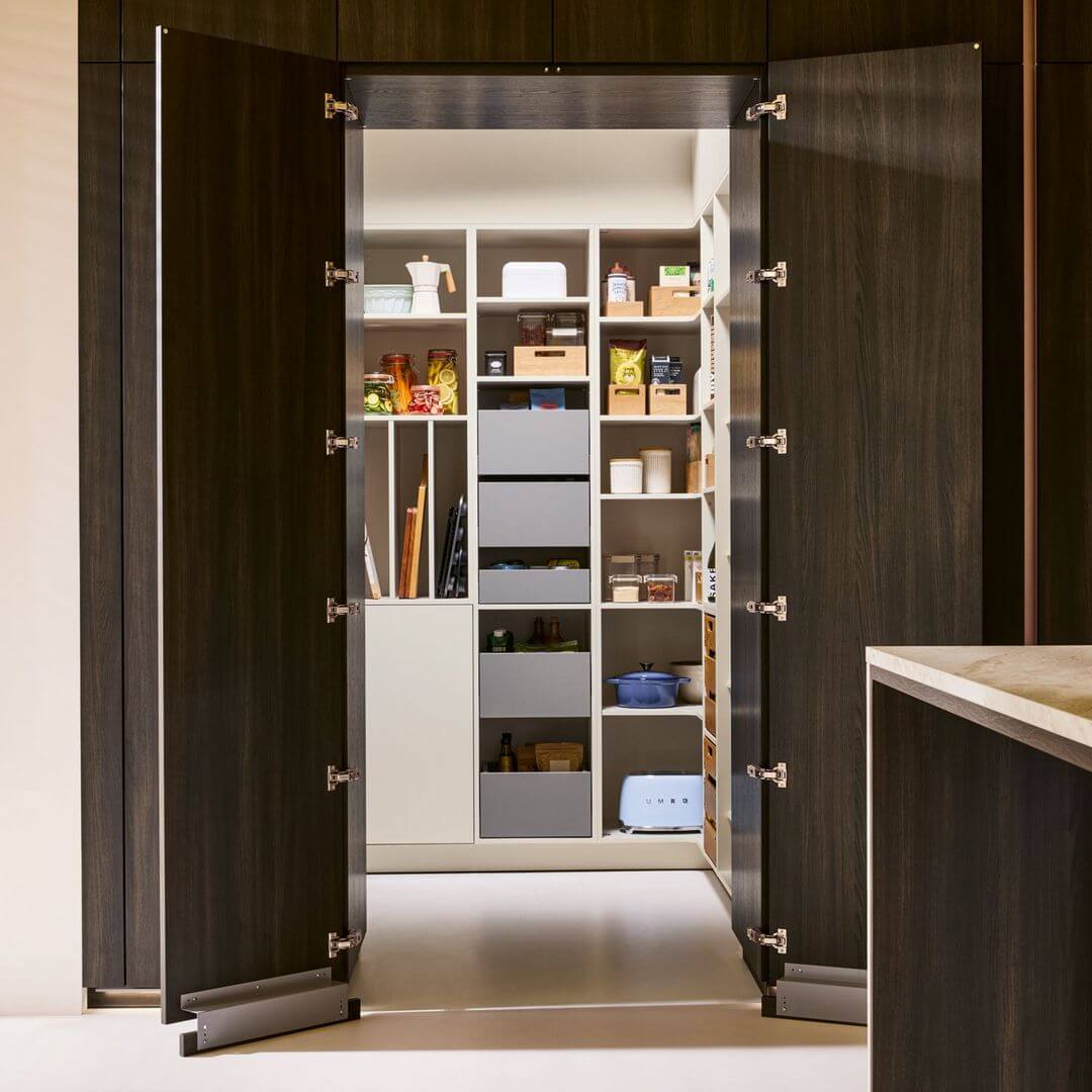 Schueller-Durchgangstuer-zum-HWR Neuheiten bei Nobilia und Schüller 2026