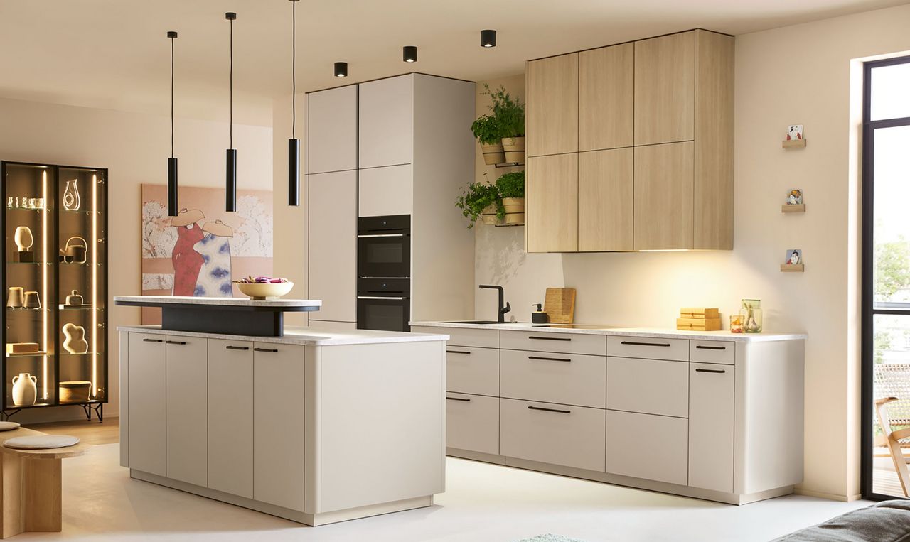 Marken Schueller-Klassische-Inselkueche-Salona-Sandgrau-matt