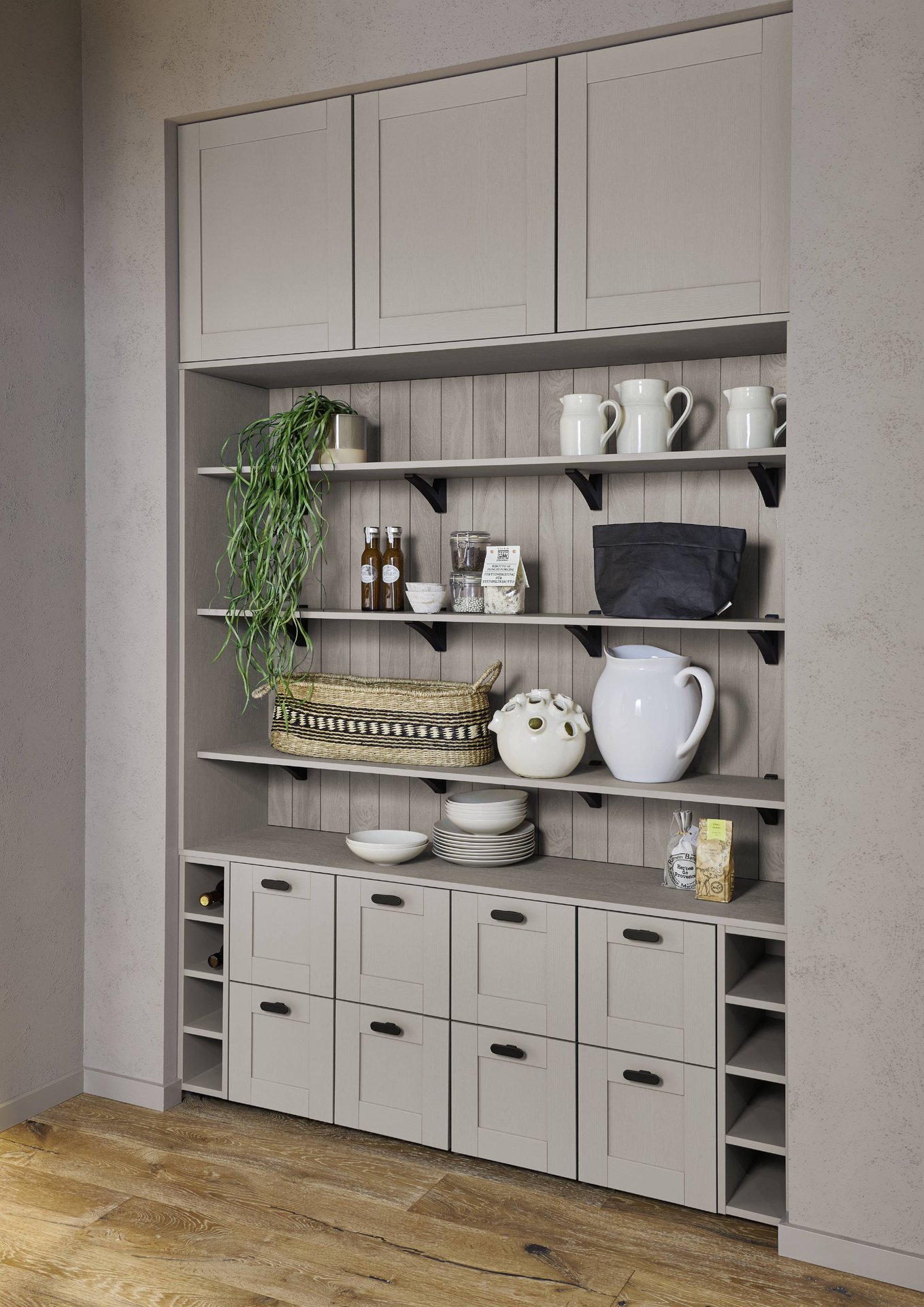 landhauskueche-greige-offene-regalwand