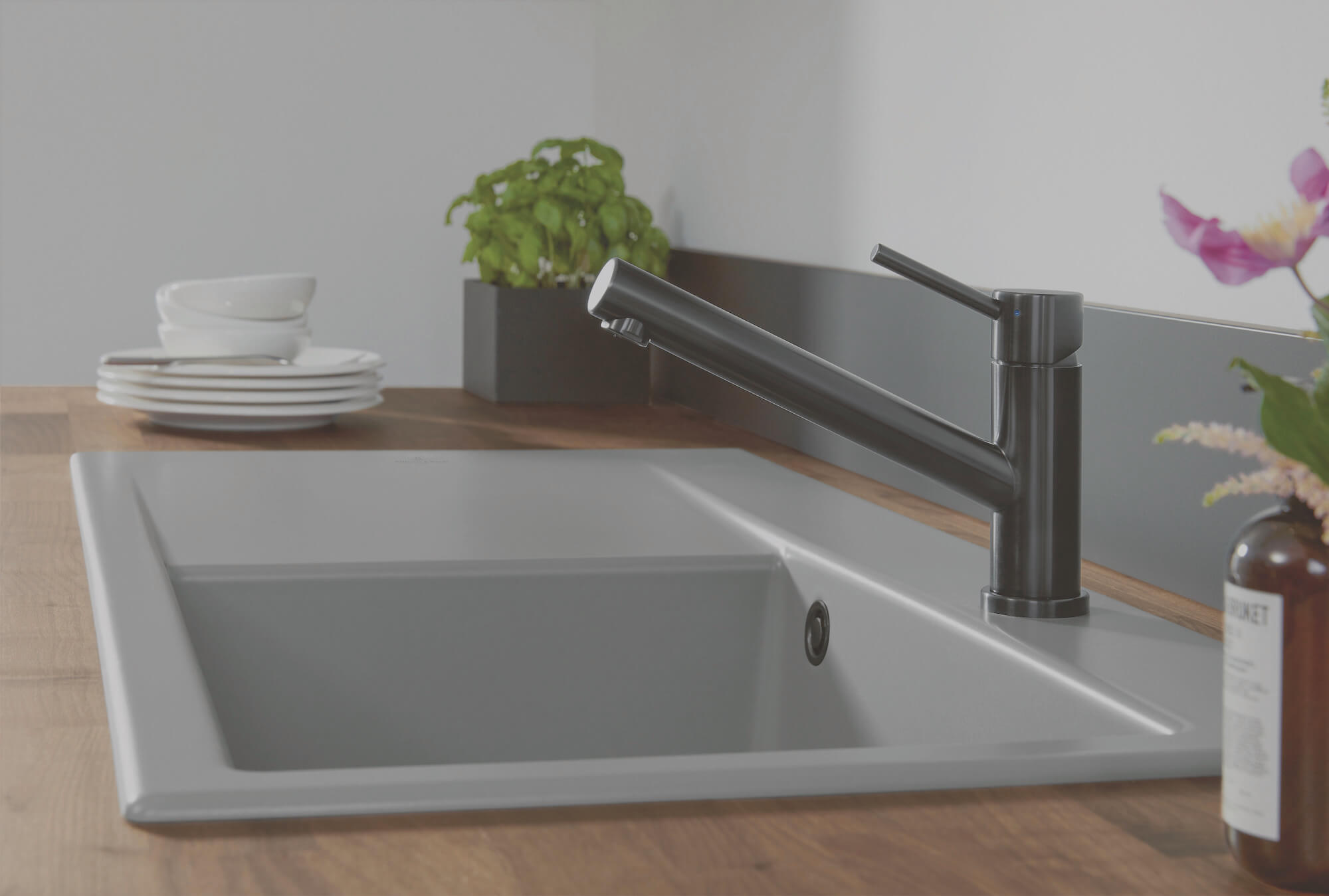 Villeroy-Boch-Armatur-und-Spuele-grau-schwarz