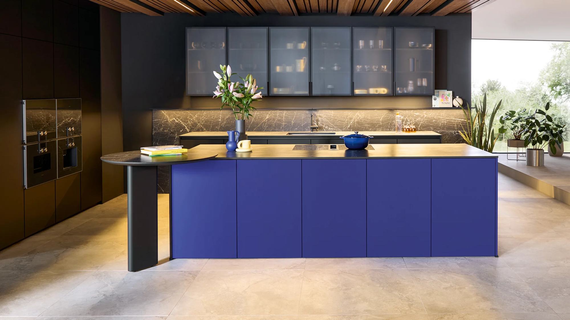 Next125 Inselküche Designstil Ultramarinblau