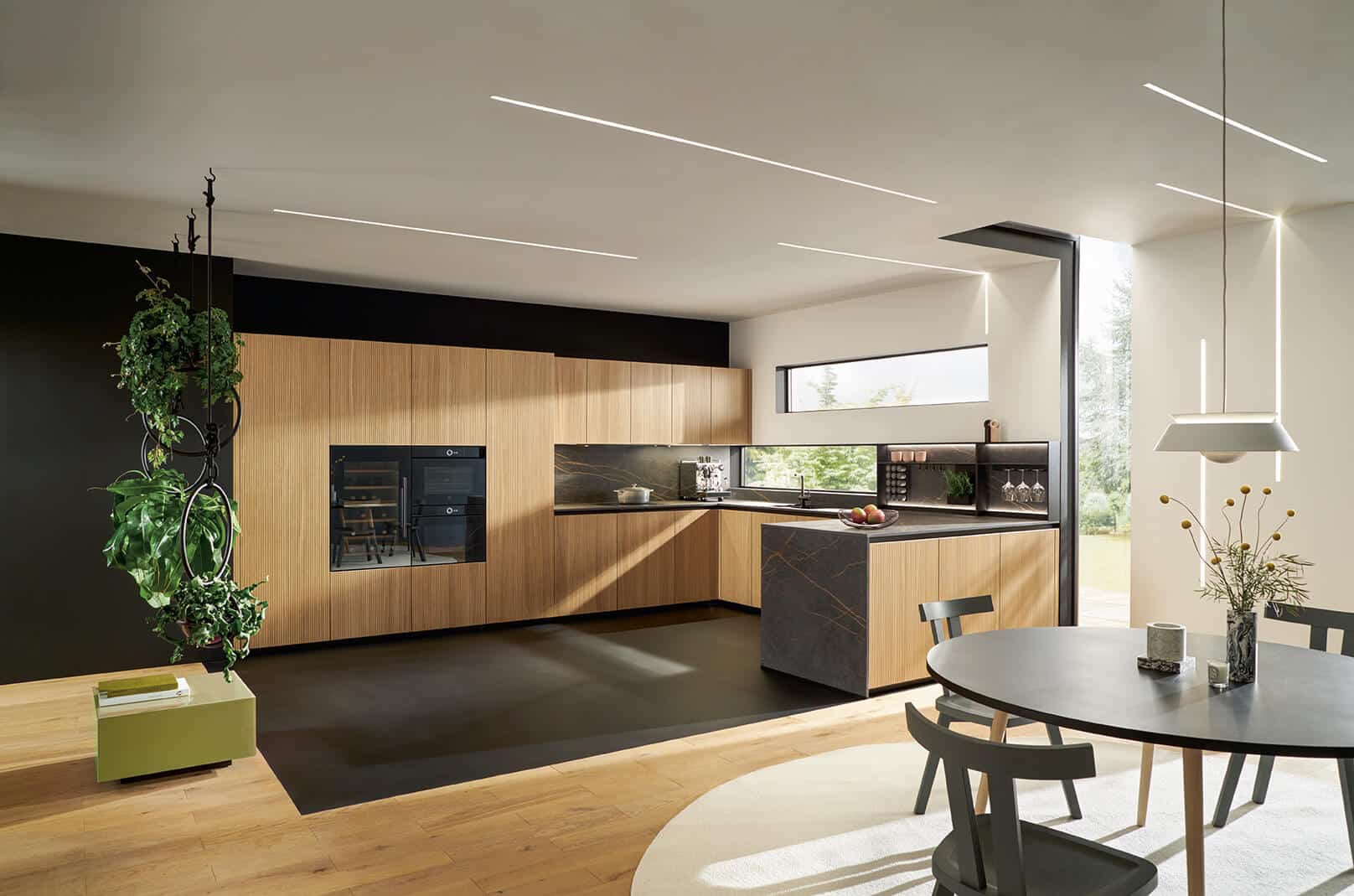 Next125 U-Küche Designstil Echtholz geriffelt
