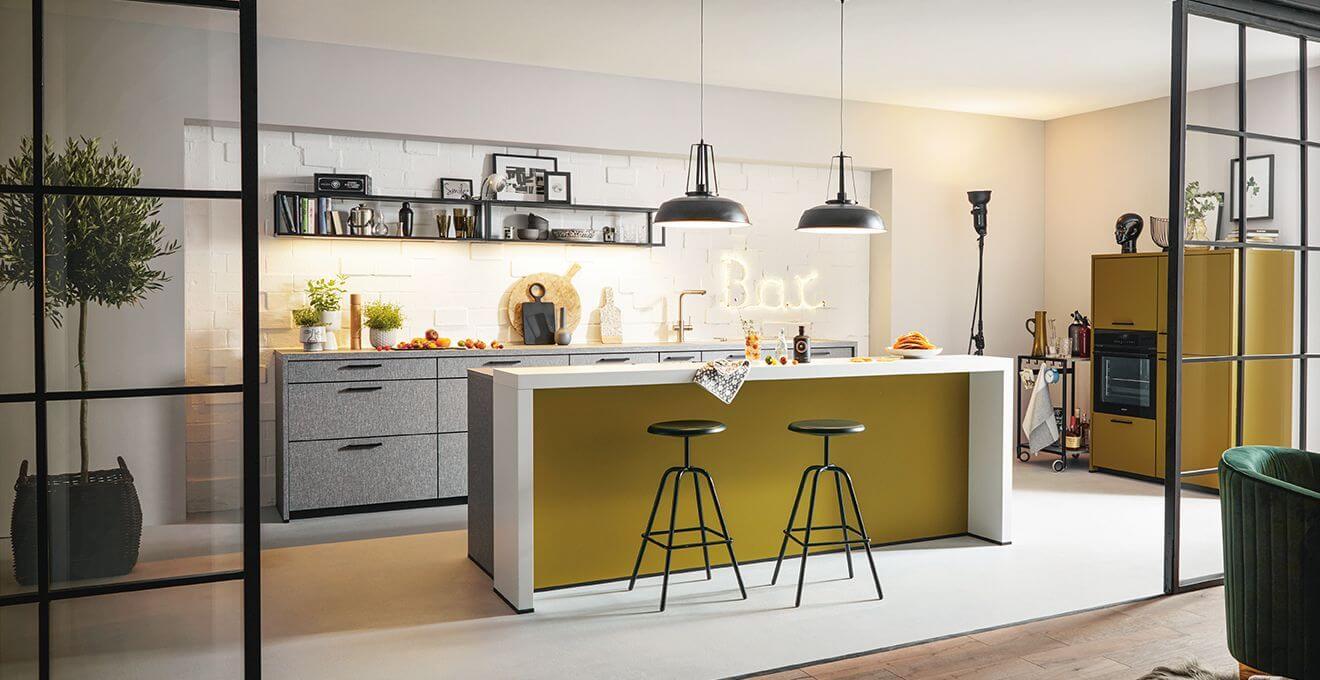 Schüller Inselküche Designstil Currygelb